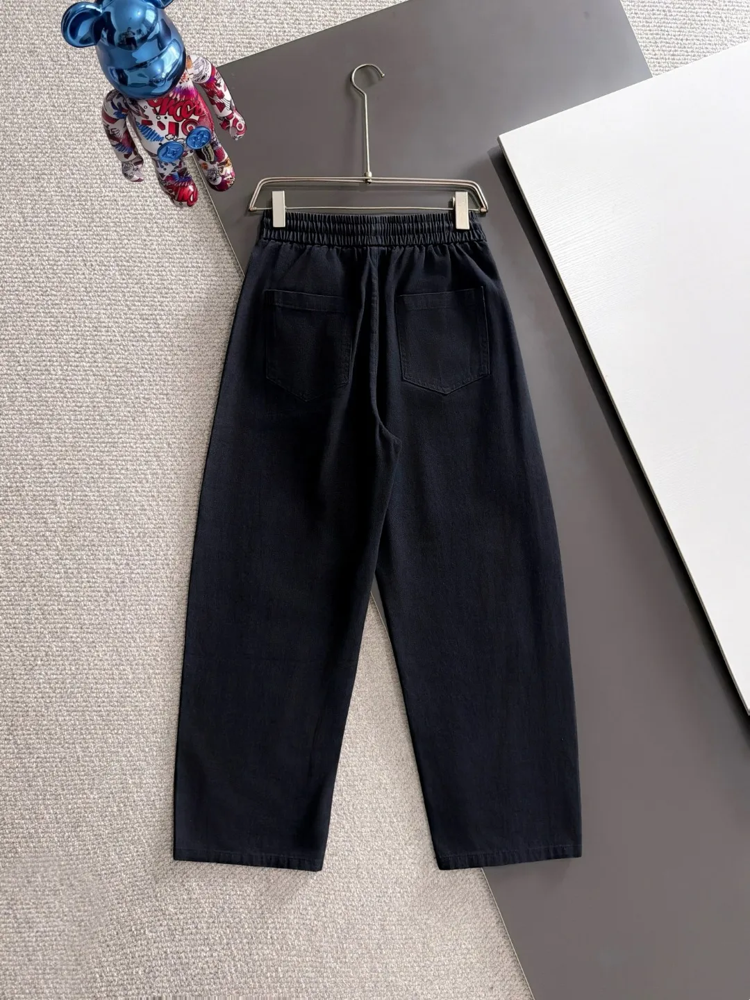 Next day shipment P195 Balenciaga High Quality 2026 Autumn and Winter New Arrival elastic band casual pants, counter-customized fabrics, Breathable, high comfort, impeccable details, brand element design concept, reflecting high quality. It feels delicate and soft! It presents a casual cut and the upper body shape is great! Sizes:S-3XL
